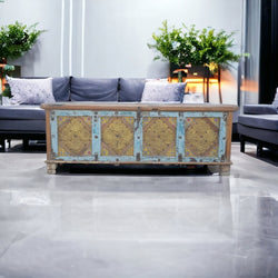 Tafel | Salon | Antieke kist | Messing ornamenten - MOFASA
